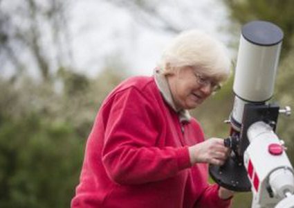 جدة تكسب مسابقة "ناسا"بعد التقاطها صورة للنجوم من حديقتها الخلفية