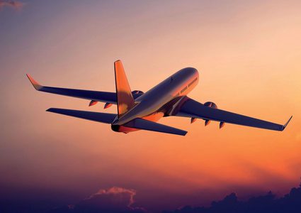 مسافر يحاول فتح باب طائرة في الجو.. ويعرض حياة الجميع للخطر !