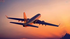 مسافر يحاول فتح باب طائرة في الجو.. ويعرض حياة الجميع للخطر !