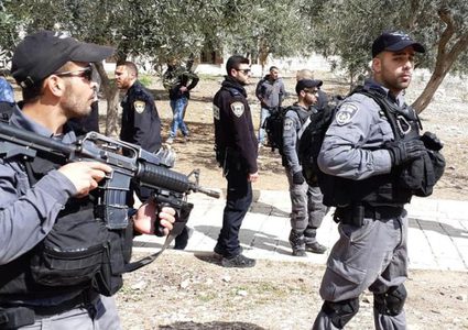 الاحتلال يعتقل طفلا من داخل المسجد الأقصى