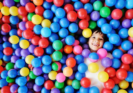 دراسة تحذر: لعبة غرفة الطابات قد تتسبب بهلاك الأطفال