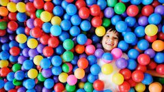 دراسة تحذر: لعبة غرفة الطابات قد تتسبب بهلاك الأطفال