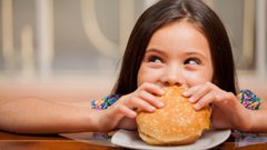 أضرار الوجبات السريعة على الأطفال وحيل للإقلاع عنها