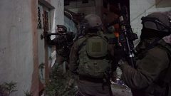 الاحتلال يعتقل شابين من العيسوية