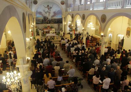 المسيحيون الفلسطينيون يحضرون قداس عيد الفصح الأرثوذكسي في كنيسة العائلة المقدسة في مدينة رام الله بالضفة الغربية ، 28 نيسان (أبريل) 2019.