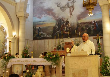 المسيحيون الفلسطينيون يحضرون قداس عيد الفصح الأرثوذكسي في كنيسة العائلة المقدسة في مدينة رام الله بالضفة الغربية ، 28 نيسان (أبريل) 2019.