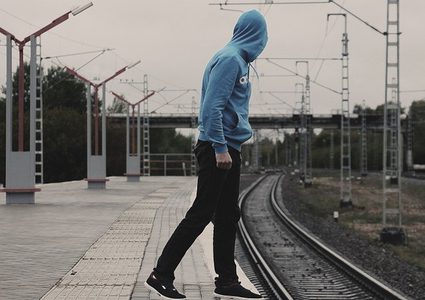 سرعة بديهة شرطي تنقذ رجلا أصمّ من موت محقق! (فيديو)