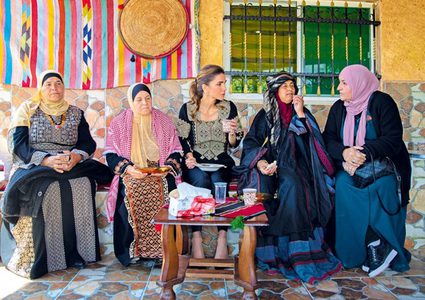 الملكة رانيا في وادي شعيب للقاء صاحبات مشاريع صغيرة