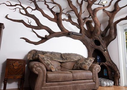 فنان يضع شجرة بديكور منزله