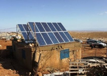 إخطارات بوقف العمل في خلايا شمسية بالأغوار الشمالية