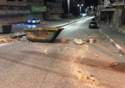 محتجون يغلقون شوارع رئيسة بالخليل