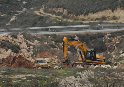 قوات الاحتلال تجرف أرضا وتقتلع أشجار الزيتون غرب بيت لحم
