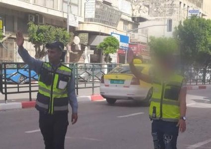 الشرطة تلزم حدثاً بتنظيم المرور 15 ساعة بالشهر