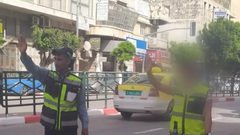 الشرطة تلزم حدثاً بتنظيم المرور 15 ساعة بالشهر