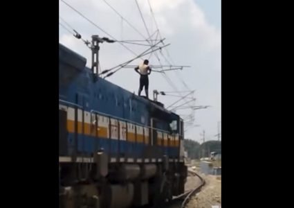 بالفيديو.. انتحار شخص صعقا بالكهرباء