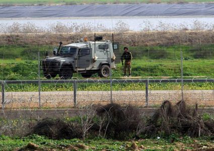 الاحتلال يستهدف المزارعين ورعاة الأغنام على حدود غزة