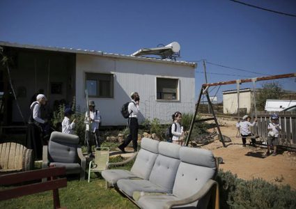 الاحتلال يسمح لمستوطنين بدخول بؤرة "عمونا" المخلاة