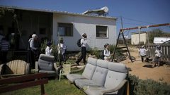 الاحتلال يسمح لمستوطنين بدخول بؤرة "عمونا" المخلاة