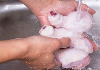 دراسة حديثة: لا تغسل الدجاج النيء