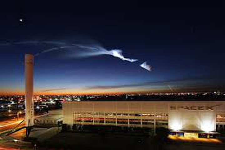 SpaceX يبدأ في إطلاق آلاف الأقمار الصناعية في مدار حول الأرض