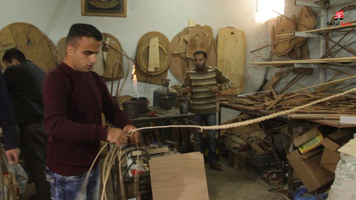 انطفأ بصره فاشتعلت بصيرته ليبدع بفن الخيزران