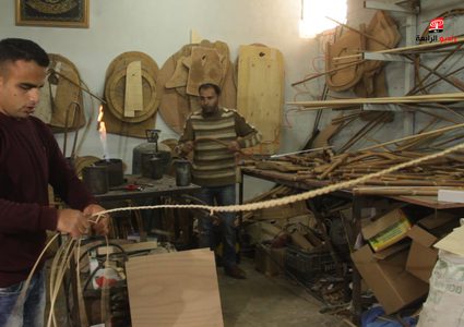 انطفأ بصره فاشتعلت بصيرته ليبدع بفن الخيزران