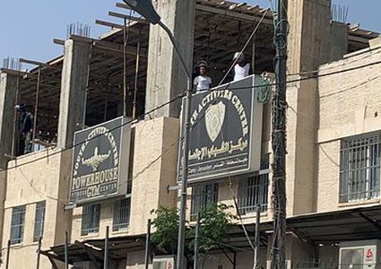 الاحتلال يقتحم مخيم شعفاط ويداهم مقر اللجنة الشعبية ومركز الشباب