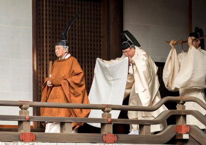 إمبراطور ياباني يتنازل عن العرش في حالة نادرة منذ قرنين