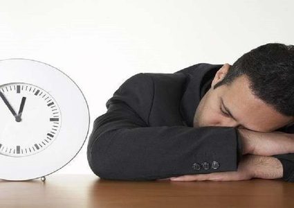 العلماء يكشفون تبعات قلة النوم والإجهاد في العمل