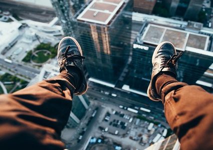 رجل يخاطر بحياته لإنقاذ مدللته (فيديو)