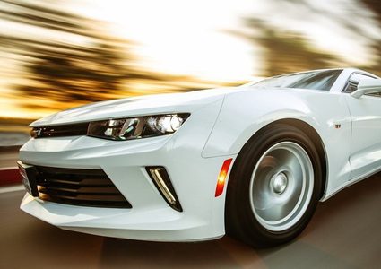 سقوط مرعب لطفل من سيارة والشرطة تبحث عن السائق (فيديو)