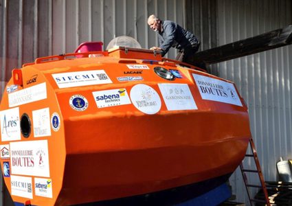 لأول مرة.. مغامر يعبر المحيط الأطلسي في "برميل"!