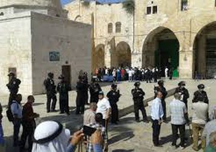عشرات المستوطنين يقتحمون المسجد الأقصى بحراسة مشددة