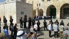 عشرات المستوطنين يقتحمون المسجد الأقصى بحراسة مشددة