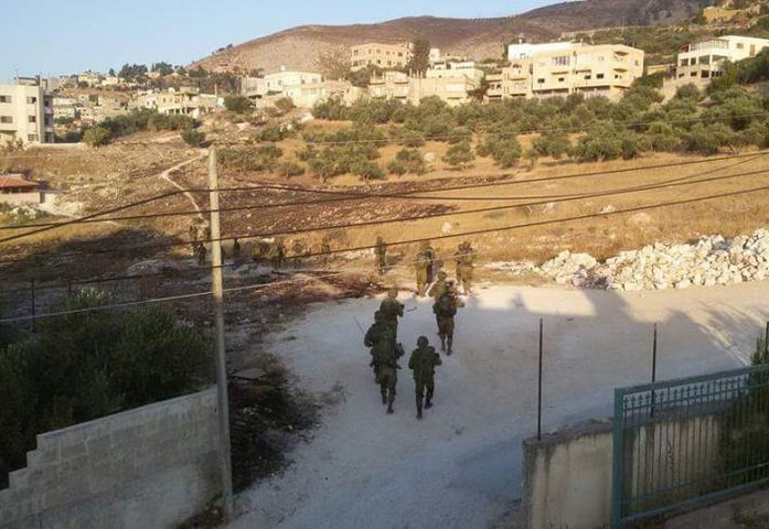 الاحتلال يغلق طرقا ترابية بمحاذاة شارع فرش الهوى