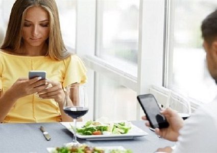 استخدام الهاتف ساعة يومياً ينتج كميات ضخمة من ثانى أكسيدالكربون