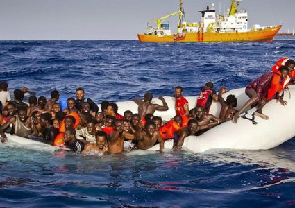 إحتجاز مهاجرين من السودان وبنغلاديش قبالة السواحل الليبية