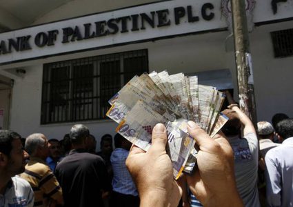 رواتب الموظفين بنسبة 60 % ومخصصات الشهداء والجرحى والأسرى غدا