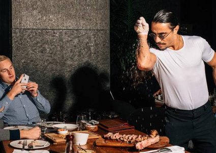 محكمة تركية تفرض غرامة على "الشيف نُصرت" وتُخضعه للمراقبة