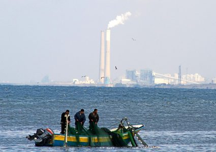 الاحتلال يصيب صيادا بالرصاص ويعتقل 2 ببحر شمال غزة