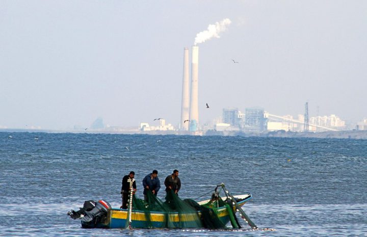 الاحتلال يصيب صيادا بالرصاص ويعتقل 2 ببحر شمال غزة