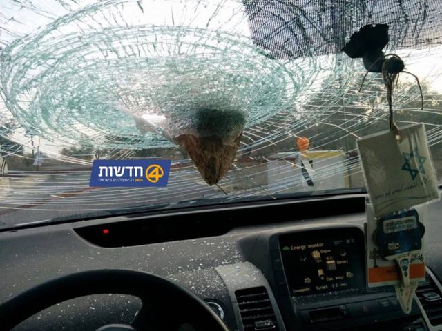 تضرر حافلة مستوطنين جراء رشقها بالحجارة قرب بيت لحم