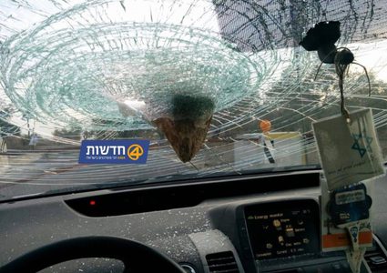 تضرر حافلة مستوطنين جراء رشقها بالحجارة قرب بيت لحم