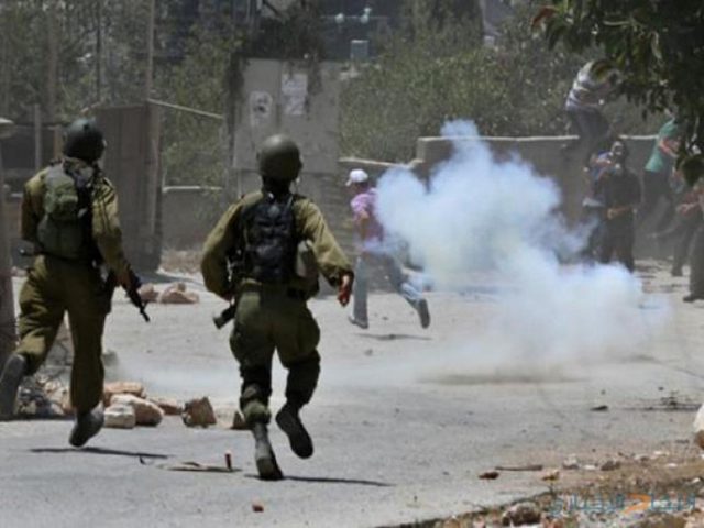 اعتقال شابين وحالات اختناق خلال مواجهات مع الاحتلال