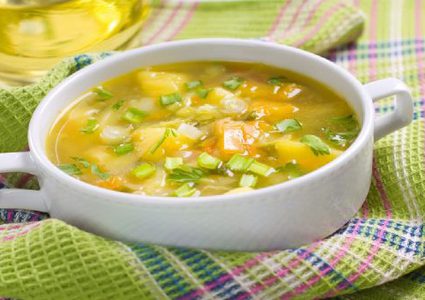 شوربة الذرة بالدجاج والطماطم