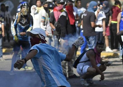 بسبب غوايدو.. فنزويلا تلجأ لـ"سلاح الإنترنت"