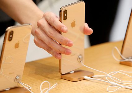 بعد 6 حوادث أدت لصعق المستخدمين... أبل تسحب شواحنها المباعة