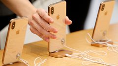 بعد 6 حوادث أدت لصعق المستخدمين... أبل تسحب شواحنها المباعة