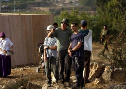 عشرات المستوطنين يهاجمون قرية عوريف جنوب نابلس