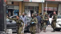 الاحتلال يلاحق شاباً بزعم الاعتداء على حافلة مستوطنين